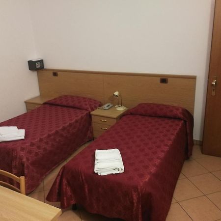 Albergo Della Stazione Кайро Монтеноте Стая снимка