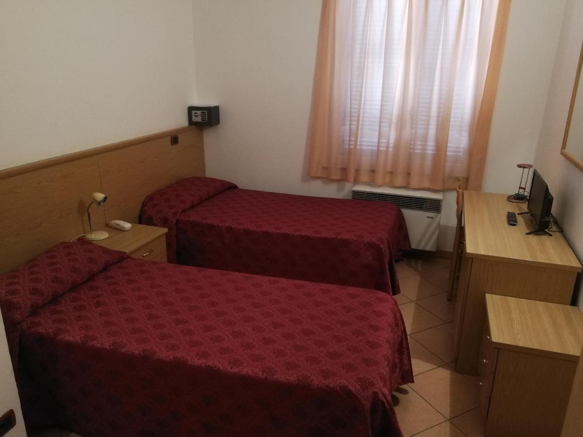 Albergo Della Stazione Кайро Монтеноте Стая снимка