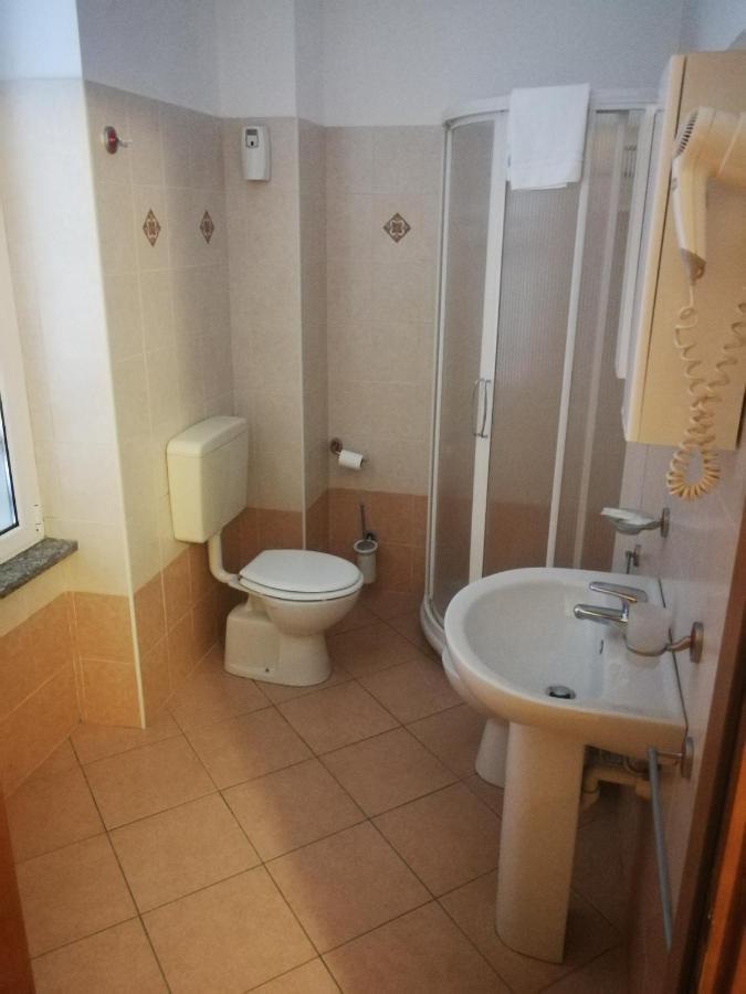 Albergo Della Stazione Кайро Монтеноте Стая снимка