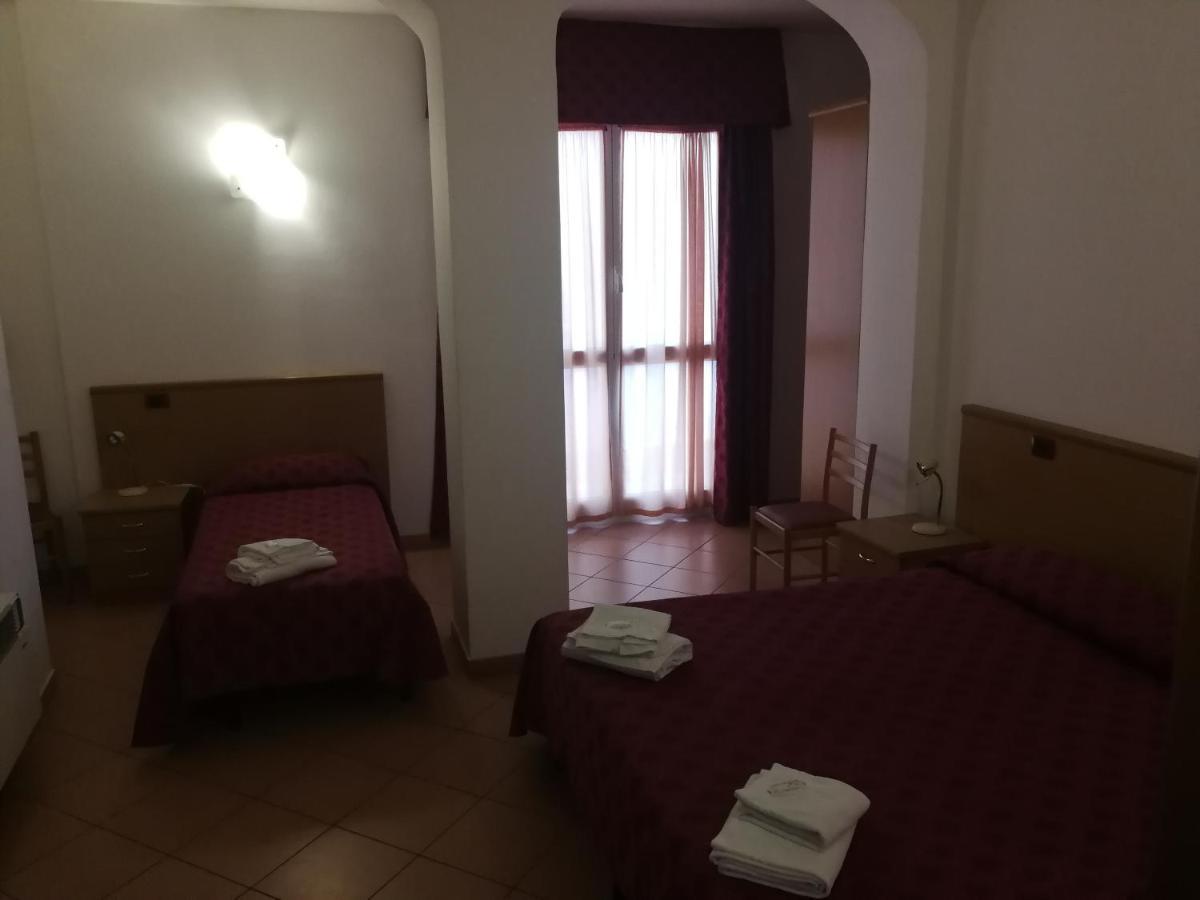 Albergo Della Stazione Кайро Монтеноте Стая снимка