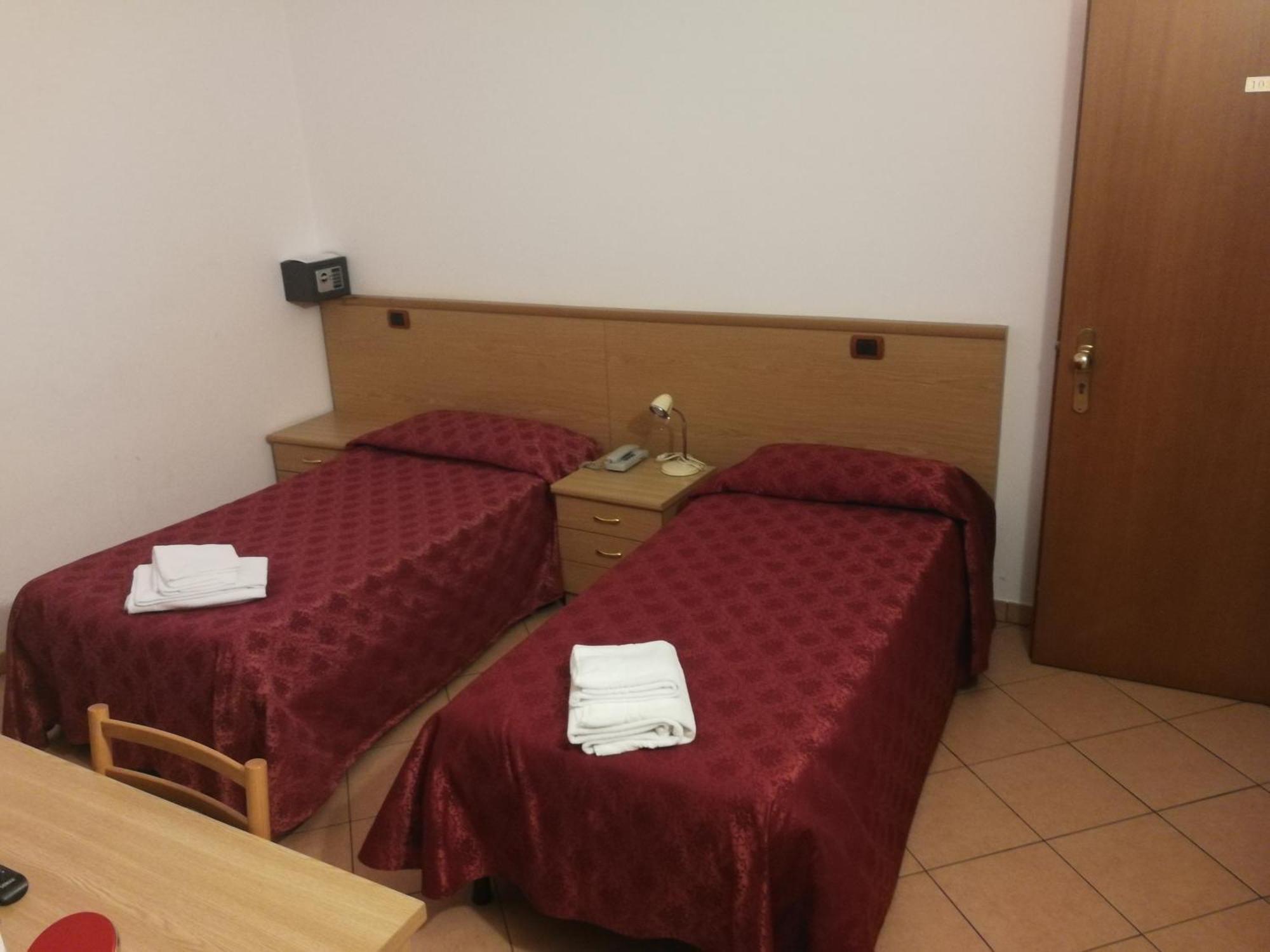 Albergo Della Stazione Кайро Монтеноте Стая снимка